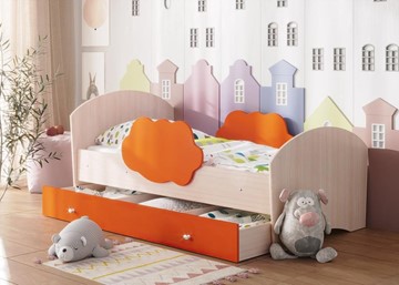 Детская кровать с бортиками Тучка с ящиком, корпус Дуб млечный, фасад Оранжевый в Тамбове